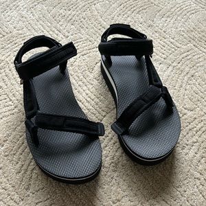 Teva Flatform Sandsls Size 8